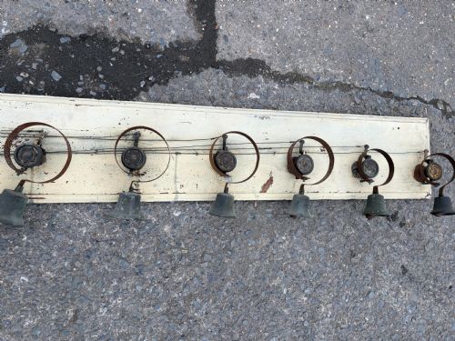 15 SERVANT'S BELLS ON ORIGINAL BOARD WITH LEVER AND PULLEY MECHANISM - ADDITIONAL PHOTO 1