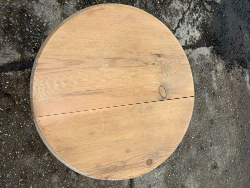 19TH CENTURY PINE CRICKET TABLE WITH BOBBIN TURNED LEGS - ADDITIONAL PHOTO 2
