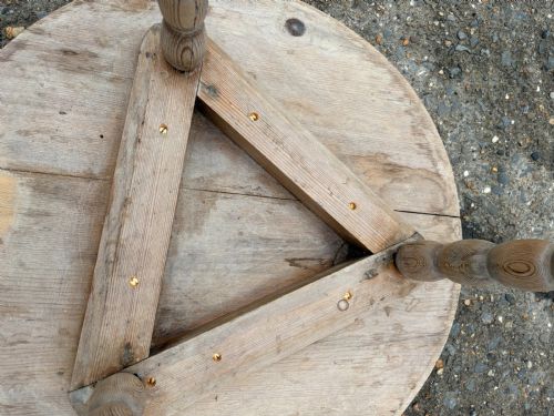 19TH CENTURY PINE CRICKET TABLE WITH BOBBIN TURNED LEGS - ADDITIONAL PHOTO 3