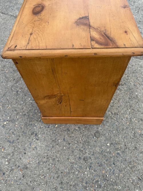 VICTORIAN PINE 2 OVER 2 CHEST OF DRAWERS WITH SHAPED BASE - ADDITIONAL PHOTO 3