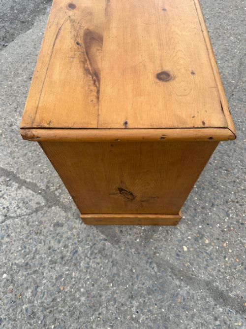 VICTORIAN PINE 2 OVER 2 CHEST OF DRAWERS WITH SHAPED BASE - ADDITIONAL PHOTO 4