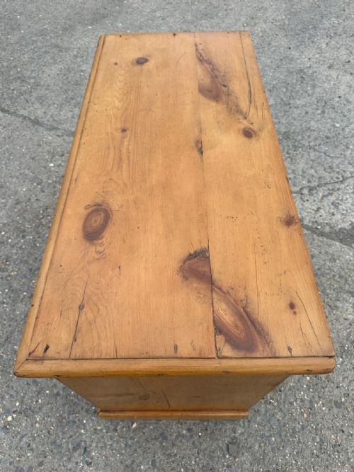 VICTORIAN PINE 2 OVER 2 CHEST OF DRAWERS WITH SHAPED BASE - ADDITIONAL PHOTO 6