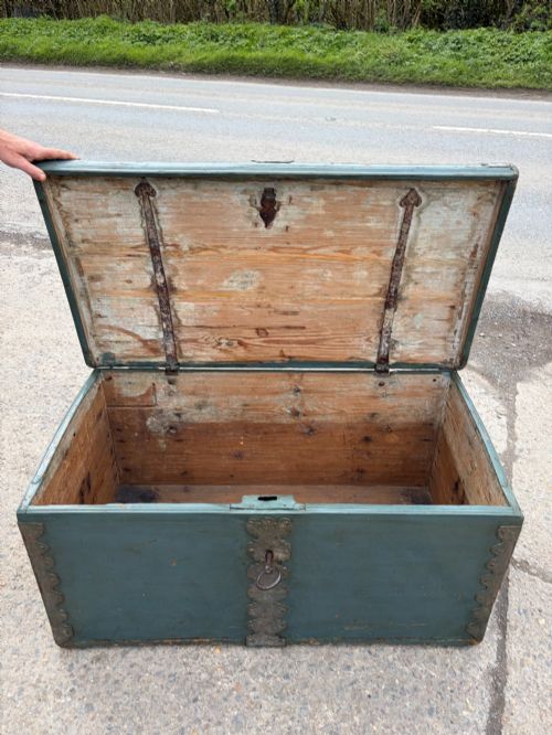 19TH CENTURY DOME TOP CHEST IN ORIGINAL PAINT - ADDITIONAL PHOTO 2