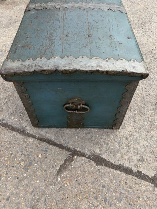 19TH CENTURY DOME TOP CHEST IN ORIGINAL PAINT - ADDITIONAL PHOTO 8