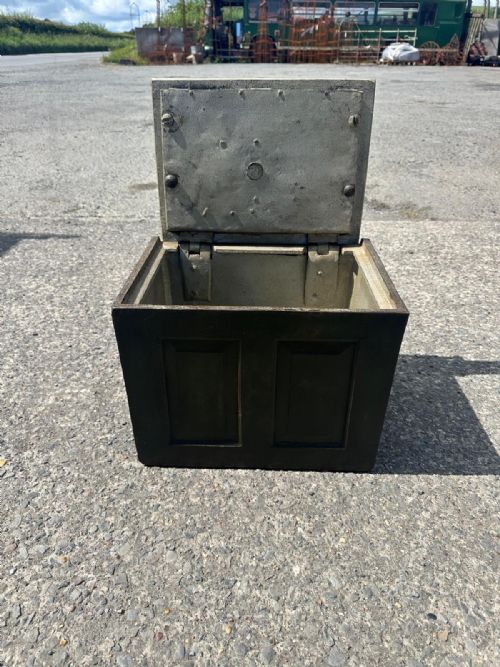 19TH CENTURY CHEST SAFE IN ORIGINAL COLOUR WITH ORIGINAL KEY - ADDITIONAL PHOTO 1