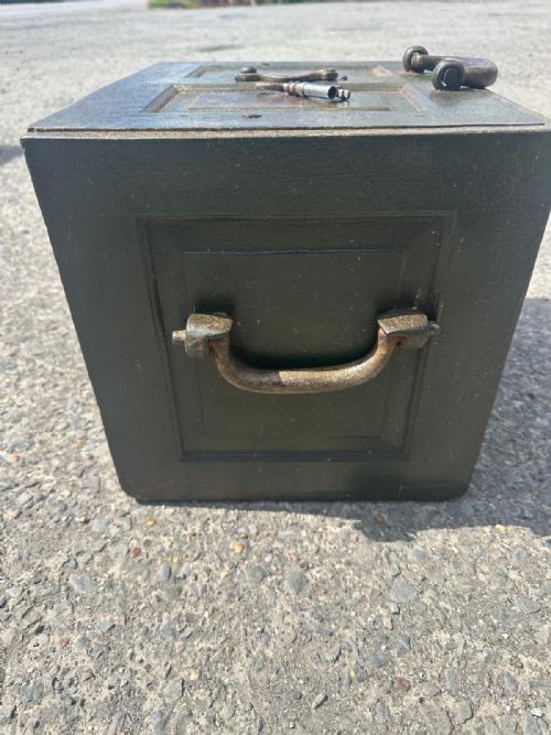 19TH CENTURY CHEST SAFE IN ORIGINAL COLOUR WITH ORIGINAL KEY - ADDITIONAL PHOTO 2