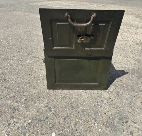 19TH CENTURY CHEST SAFE IN ORIGINAL COLOUR WITH ORIGINAL KEY - ADDITIONAL PHOTO 4