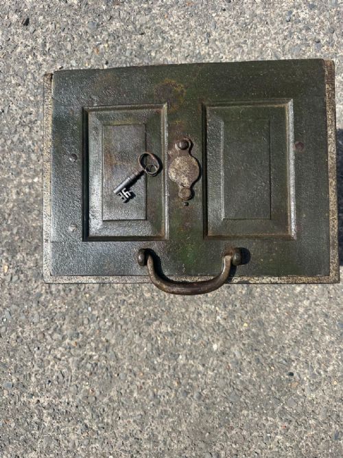 19TH CENTURY CHEST SAFE IN ORIGINAL COLOUR WITH ORIGINAL KEY - ADDITIONAL PHOTO 6