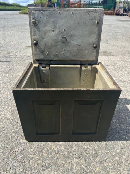 19TH CENTURY CHEST SAFE IN ORIGINAL COLOUR WITH ORIGINAL KEY - ADDITIONAL PHOTO 8