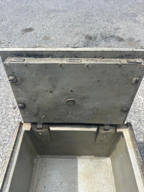 19TH CENTURY CHEST SAFE IN ORIGINAL COLOUR WITH ORIGINAL KEY - ADDITIONAL PHOTO 9