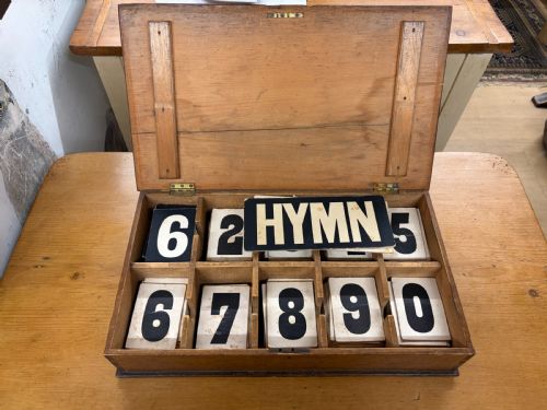 CIRCA 1900 HYMN BOARD AND LARGE BOX OF CARD NUMBERS - ADDITIONAL PHOTO 3