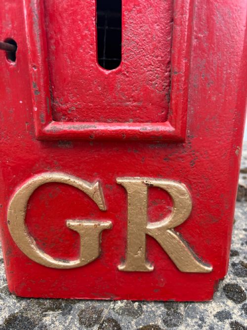 GEORGE V CAST IRON HOVIS TOP POST BOX - ADDITIONAL PHOTO 1