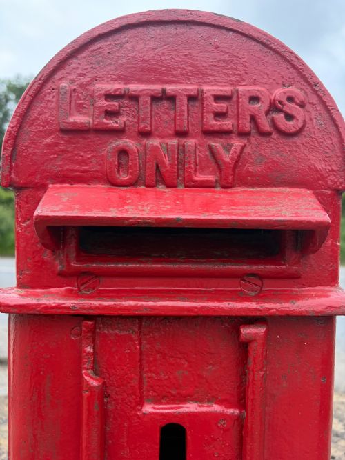 GEORGE V CAST IRON HOVIS TOP POST BOX - ADDITIONAL PHOTO 2