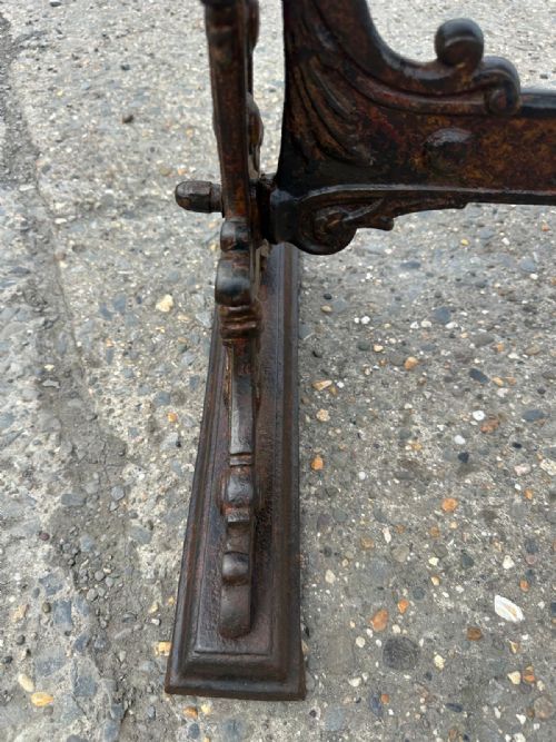 VICTORIAN CAST IRON PUB TABLE WITH ORIGINAL MAHOGANY TOP - ADDITIONAL PHOTO 4