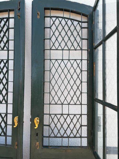 PAIR OF EARLY 20TH CENTURY PINE ARCHED TOP FRENCH DOORS - ADDITIONAL PHOTO 3