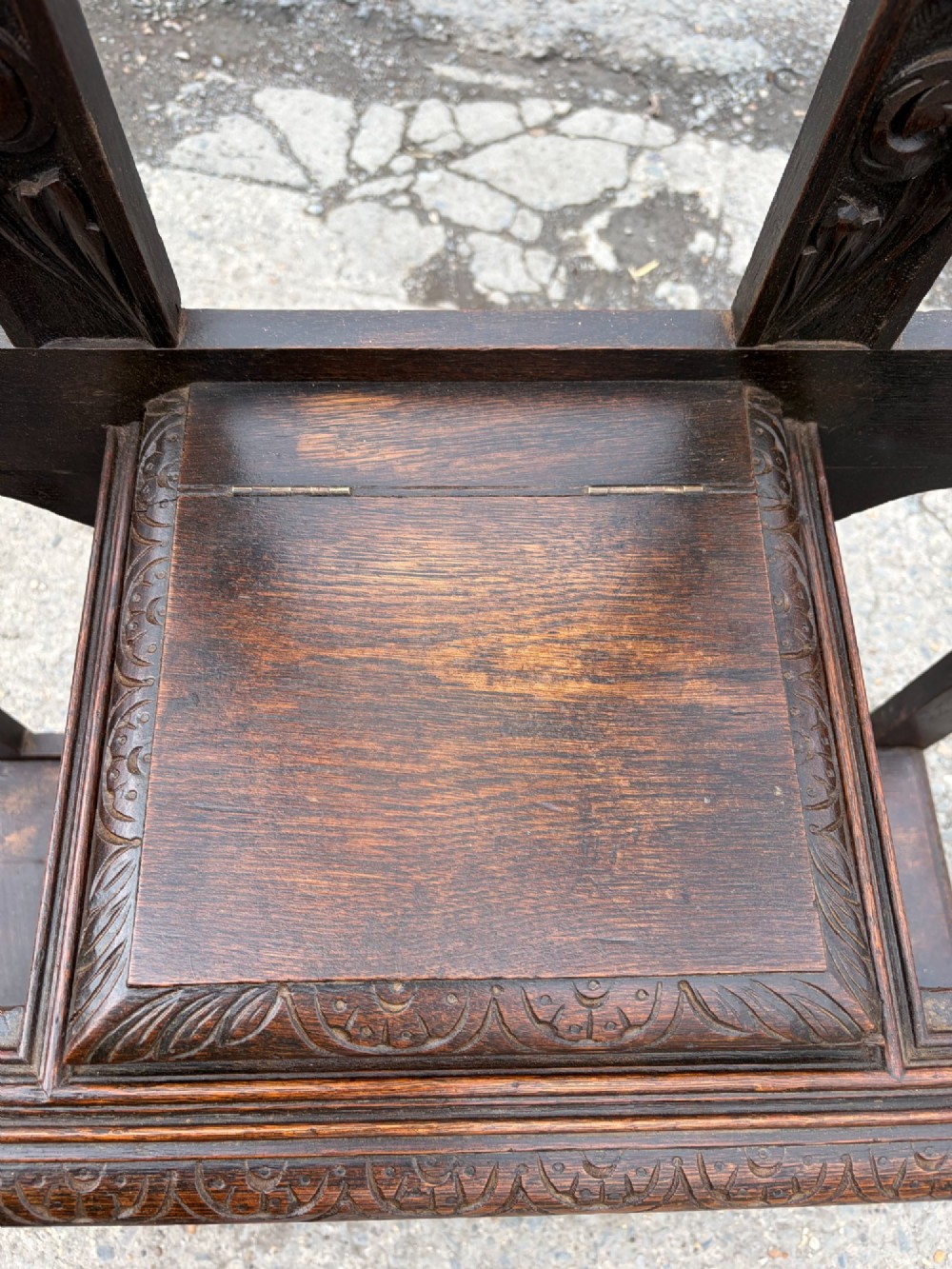 Victorian Oak Hallstand with Carved Knight Detail View XIII
