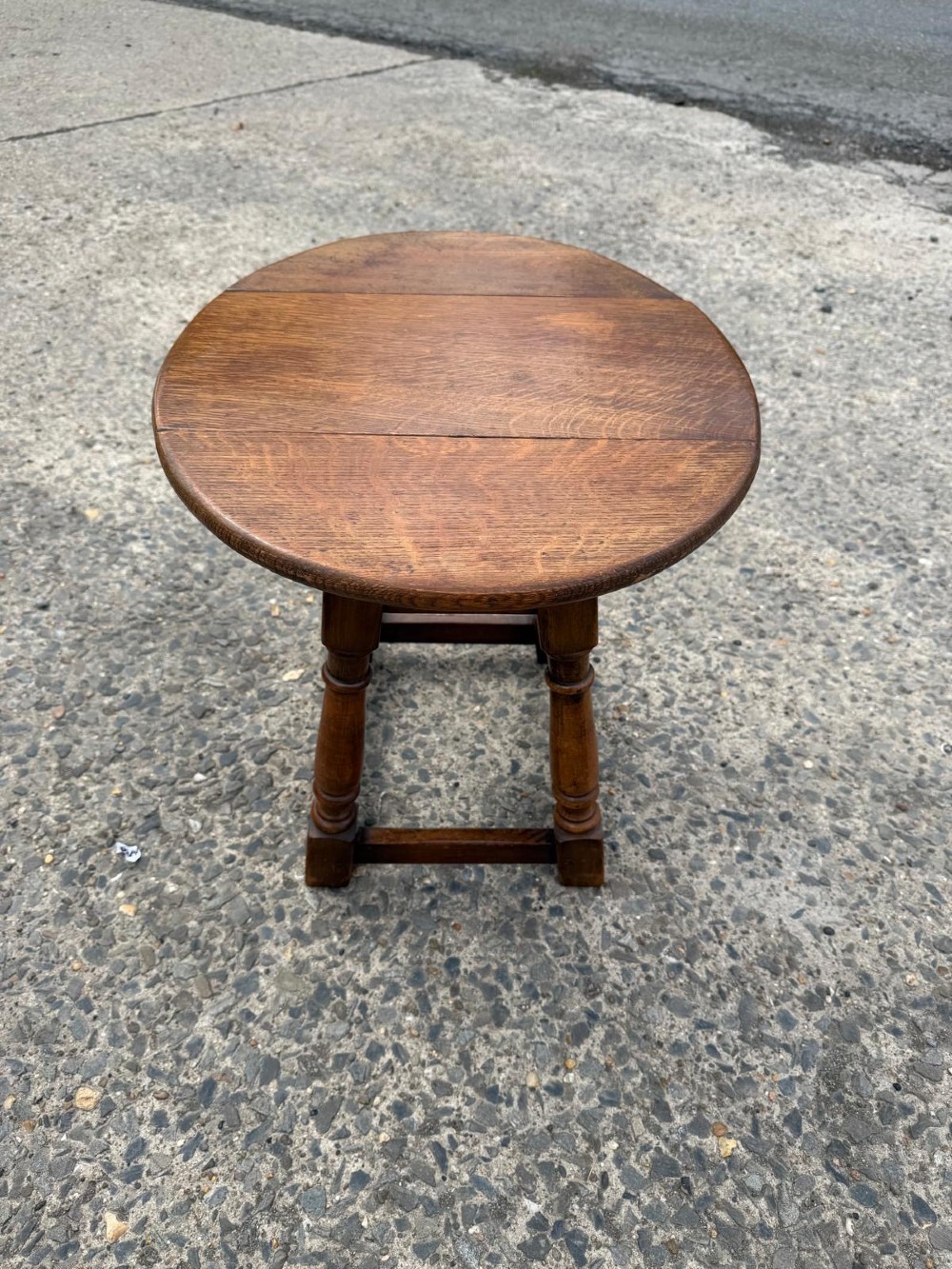 A small 1920s oak drop-leaf coffee table with turned legs and a warm brown finish. View V