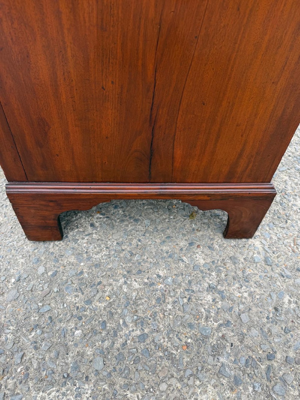 A tall Georgian mahogany chest on chest featuring eight drawers with brass swan-neck handles, resting on bracket feet. View V