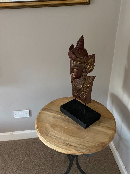 A LARGE SOUTH EAST ASIAN PAINTED RED AND GILTWOOD BUST OF A BUDDHA - ADDITIONAL PHOTO 3