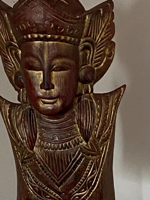 A LARGE SOUTH EAST ASIAN PAINTED RED AND GILTWOOD BUST OF A BUDDHA - ADDITIONAL PHOTO 2