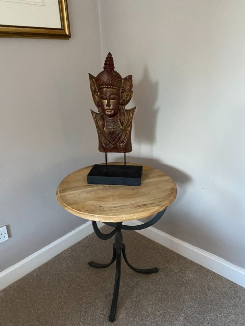 A LARGE SOUTH EAST ASIAN PAINTED RED AND GILTWOOD BUST OF A BUDDHA - ADDITIONAL PHOTO 5