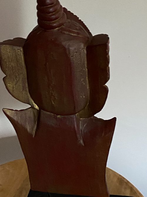 A LARGE SOUTH EAST ASIAN PAINTED RED AND GILTWOOD BUST OF A BUDDHA - ADDITIONAL PHOTO 4