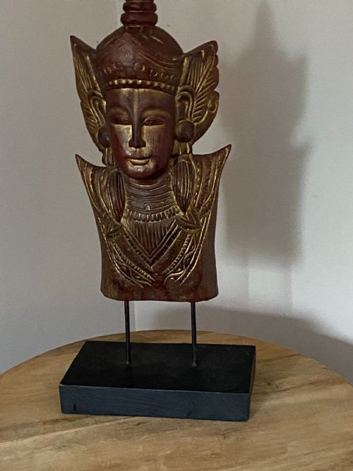 A LARGE SOUTH EAST ASIAN PAINTED RED AND GILTWOOD BUST OF A BUDDHA - ADDITIONAL PHOTO 1