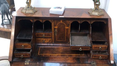 A GEORGE III WALNUT BUREAU WITH CROSS BANDING AND BOXWOOD INLAID - ADDITIONAL PHOTO 1