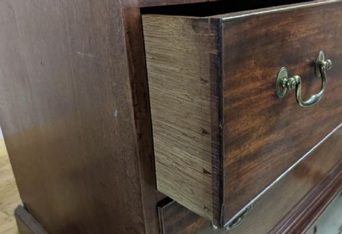 18TH CENTURY MAHOGANY CHEST ON CHEST WITH BRUSHING SLIDE - ADDITIONAL PHOTO 2