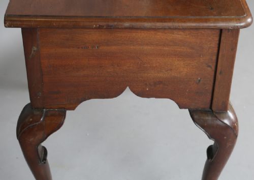 A MID 18TH CENTURY RED WALNUT LOWBOY C17501770 - ADDITIONAL PHOTO 4