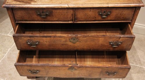 EARLY 18TH CENTURY WALNUT CHEST OF DRAWERS - ADDITIONAL PHOTO 3