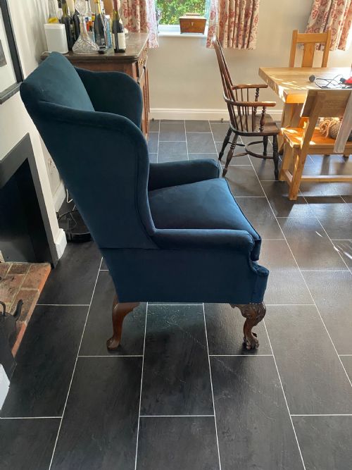 A SUPERB ENGLISH GEORGE III WALNUT WINGBACK ARMCHAIR - ADDITIONAL PHOTO 1