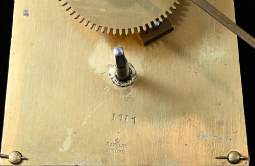 A GEORGE III INLAID MAHOGANY TAVERN CLOCK CIRCA 1805 - ADDITIONAL PHOTO 3