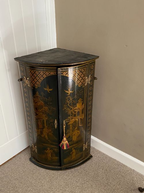 GEORGE III CHINOISERIE LACQUERED AND GILT DECORATED BOWFRONT DOUBLE DOOR HANGING CORNER CUPBOARD - ADDITIONAL PHOTO 3