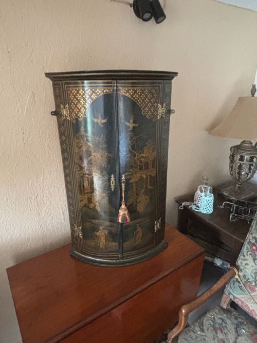 GEORGE III CHINOISERIE LACQUERED AND GILT DECORATED BOWFRONT DOUBLE DOOR HANGING CORNER CUPBOARD - ADDITIONAL PHOTO 2