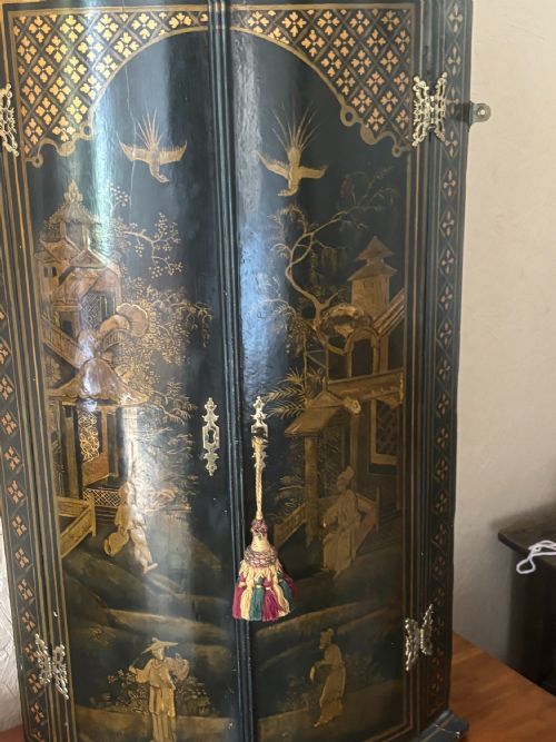 GEORGE III CHINOISERIE LACQUERED AND GILT DECORATED BOWFRONT DOUBLE DOOR HANGING CORNER CUPBOARD - ADDITIONAL PHOTO 1