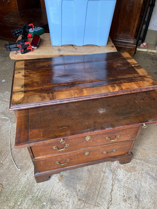 GEORGE III MAHOGANY YEW CHEST OF DRAWERS - ADDITIONAL PHOTO 3
