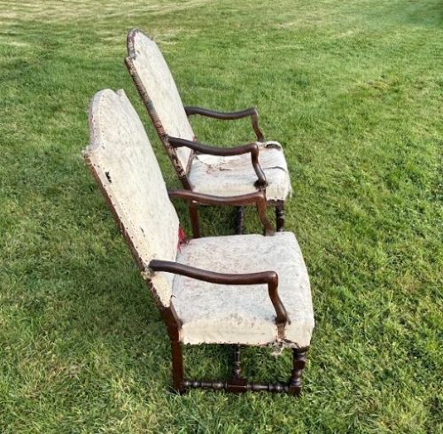A PAIR OF EARLY 18TH CENTURY LOUIS XV WALNUT OPEN ARMCHAIRS - ADDITIONAL PHOTO 4