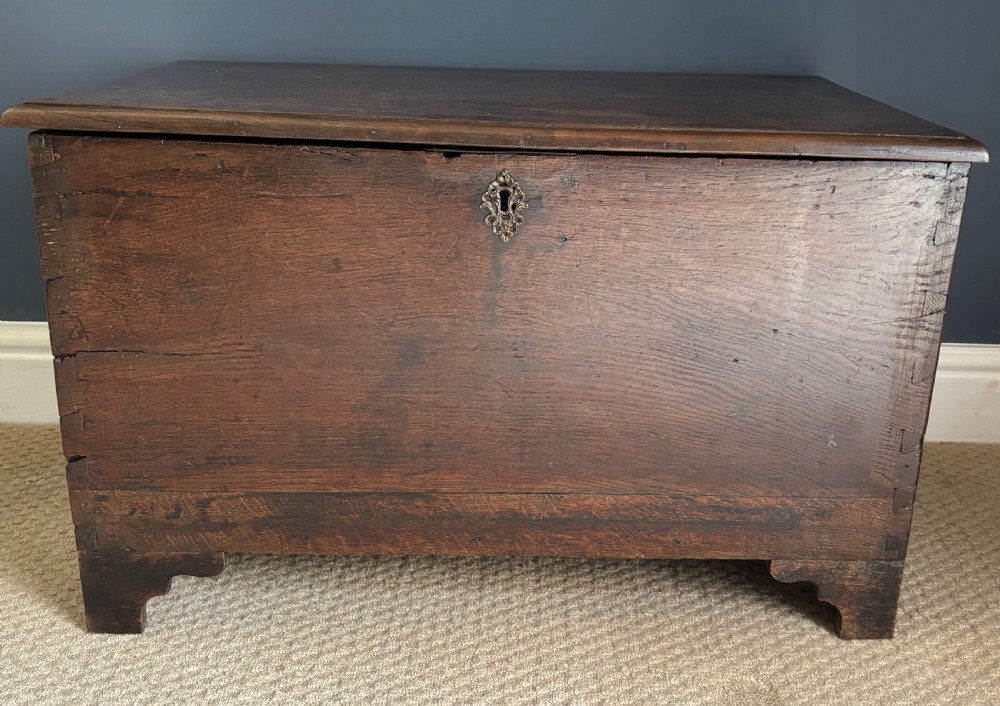 Early 19th century oak coffer: small proportions, secret drawer