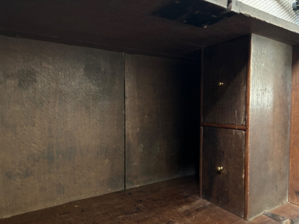 Early 19th century oak coffer: small proportions, secret drawer View II