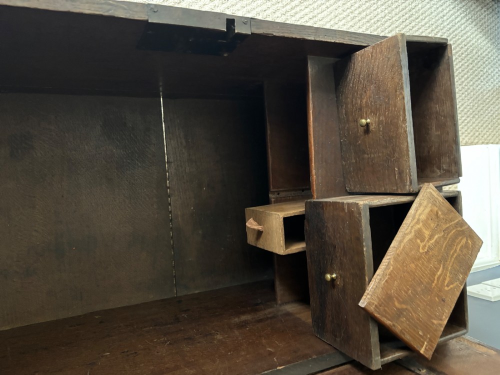 Early 19th century oak coffer: small proportions, secret drawer View III