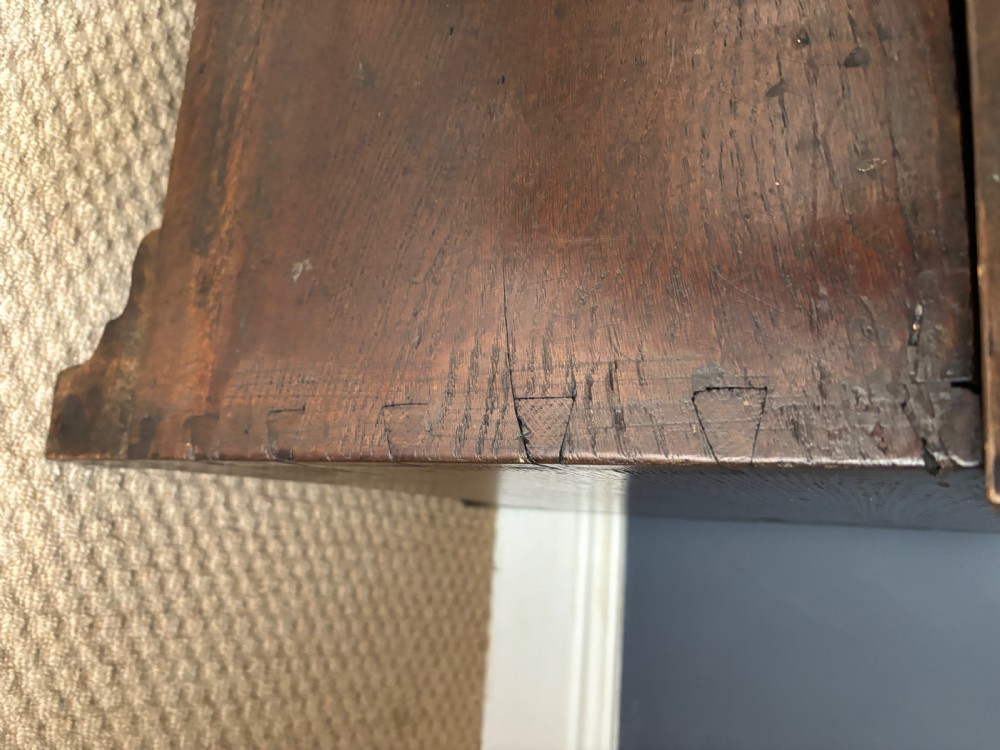 Early 19th century oak coffer: small proportions, secret drawer View V