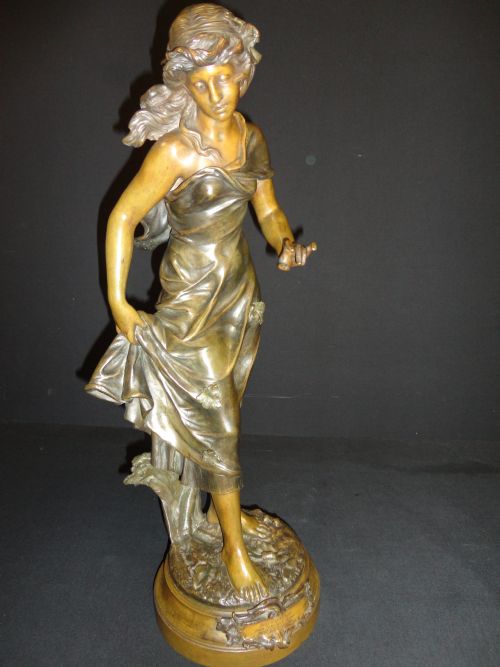 French Bronze Sculpture of a Female Figure Titled Automne.
par Ferville- Suan