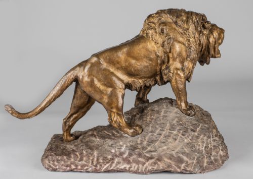 A STUNNING LARGE FRENCH BRONZE SCULPTURE OF A ROARING LION SIGNED BY LE COURTIER SET ON A MARBLE BASE - ADDITIONAL PHOTO 3