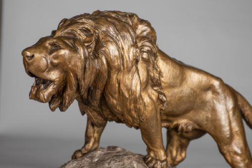 A STUNNING LARGE FRENCH BRONZE SCULPTURE OF A ROARING LION SIGNED BY LE COURTIER SET ON A MARBLE BASE - ADDITIONAL PHOTO 4