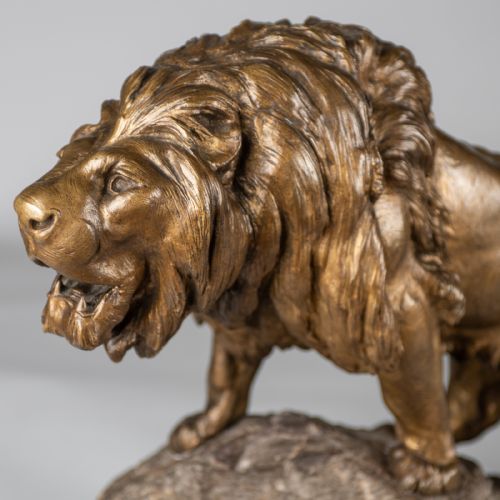 A STUNNING LARGE FRENCH BRONZE SCULPTURE OF A ROARING LION SIGNED BY LE COURTIER SET ON A MARBLE BASE - ADDITIONAL PHOTO 5