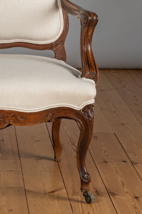 PAIR OF LARGE 19TH CENTURY FRENCH LOUIS XV STYLE CARVED WALNUT ARMCHAIRS - ADDITIONAL PHOTO 5