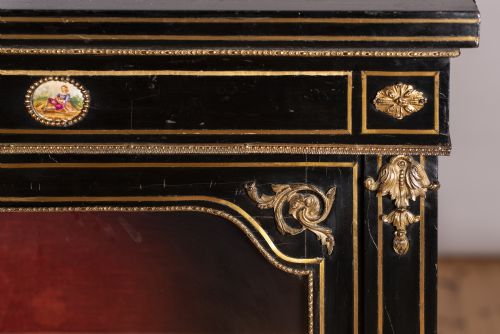 VICTORIAN ENGLISH EBONISED AND GILT GLAZED DISPLAY CABINET WITH ORMOLU MOUNTS - ADDITIONAL PHOTO 3