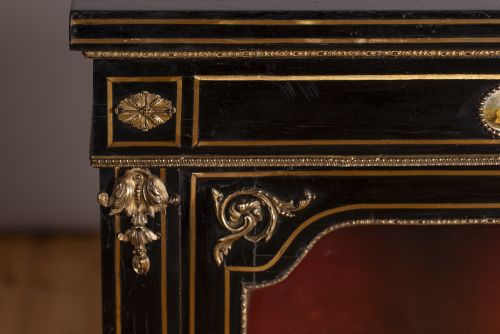 VICTORIAN ENGLISH EBONISED AND GILT GLAZED DISPLAY CABINET WITH ORMOLU MOUNTS - ADDITIONAL PHOTO 4