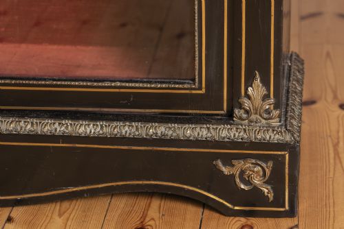 VICTORIAN ENGLISH EBONISED AND GILT GLAZED DISPLAY CABINET WITH ORMOLU MOUNTS - ADDITIONAL PHOTO 5